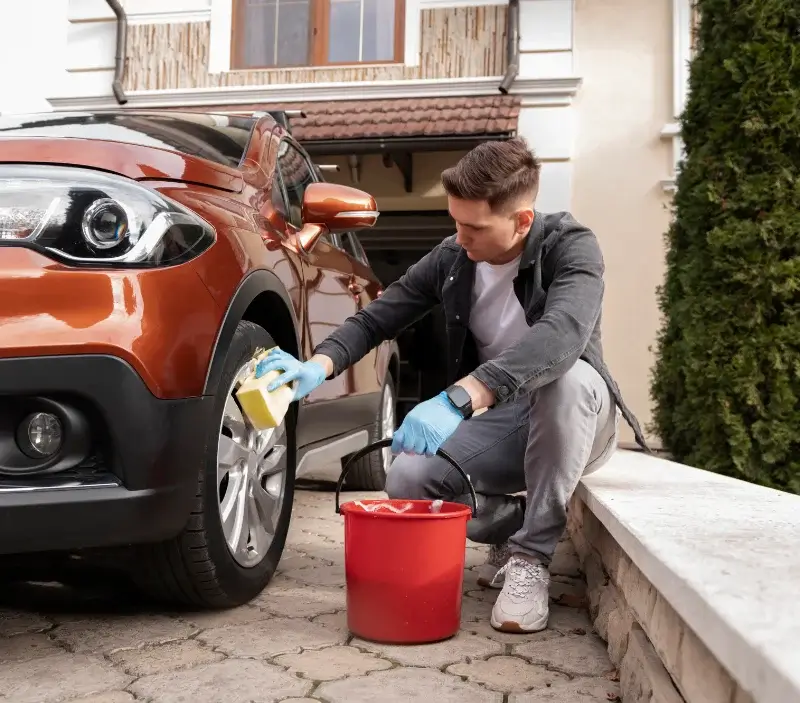 Lavage auto à domicile Landeyrat : professionnel intervenant sur un véhicule